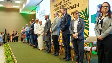 photo credit: Zeca Miranda- SVSA/MS - speakers standing on stage at the 5th global Conference on Climate and Health in Brasilia